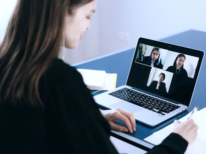 Ondernemer in overleg tijdens een online videovergadering op een laptop